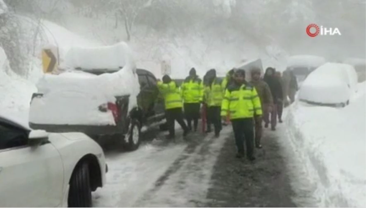 Pakistan\'da yoğun kar yağışı nedeniyle mahsur kalan yüzlerce kişi tahliye edildi