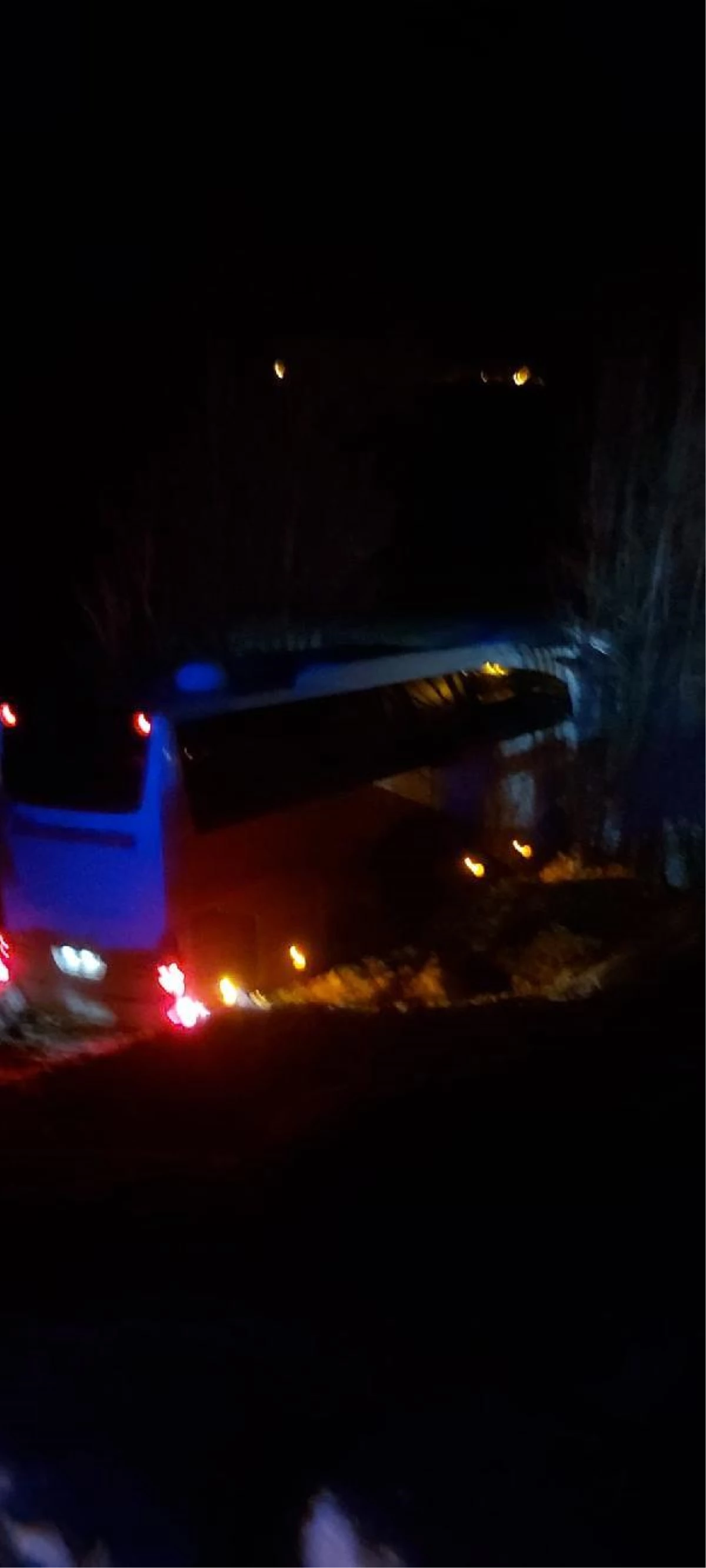 Son dakika haber... Sivas\'ta yolcu otobüsü ile kamyonetin çarpıştığı kazada 2 kişi öldü, 19 kişi yaralandı