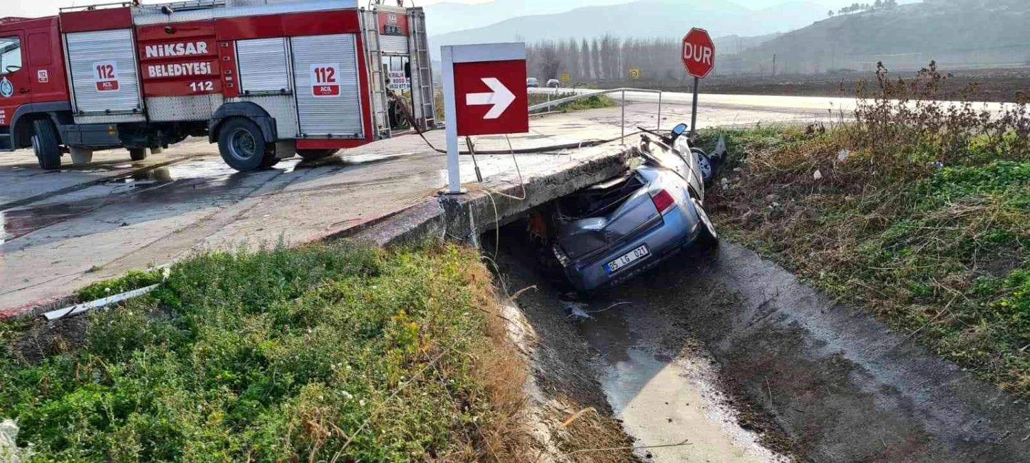 Tokat\'ta otomobil sulama kanalına uçtu: 2 yaralı