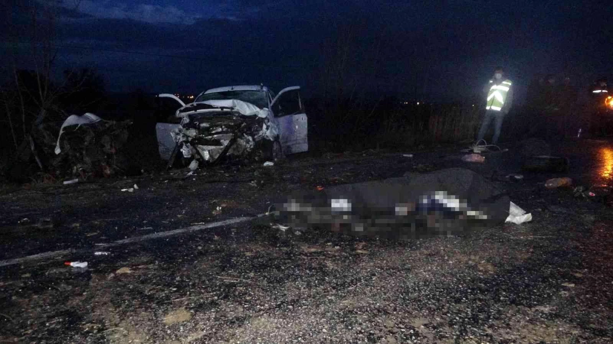 Uşak\'ta feci kaza: Araç ikiye bölündü, yola savrulan sürücü hayatını kaybetti