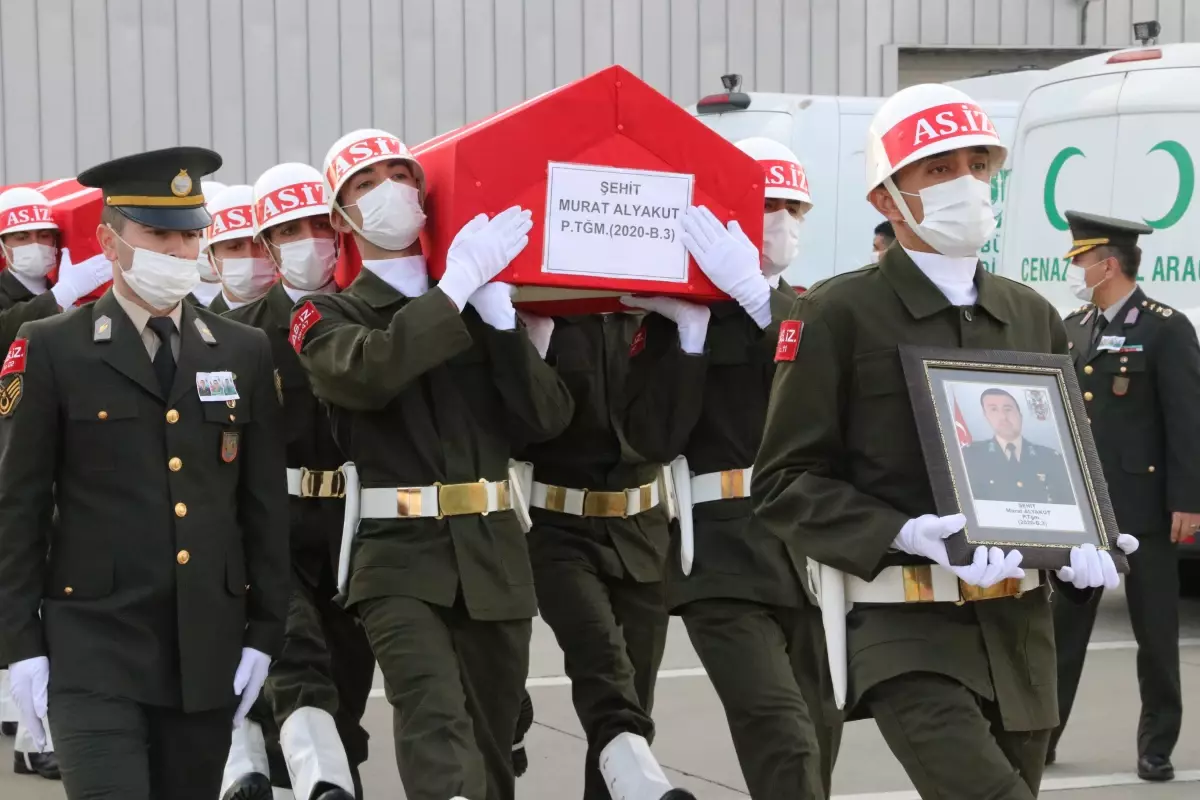 Son dakika haber... ŞANLIURFA - Akçakale sınır hattında şehit olan askerler törenle memleketlerine uğurlandı