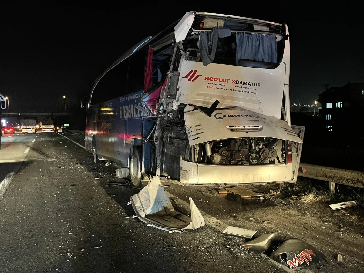 Anadolu Otoyolu\'nda tır ve otobüsün karıştığı kazada ulaşım aksadı
