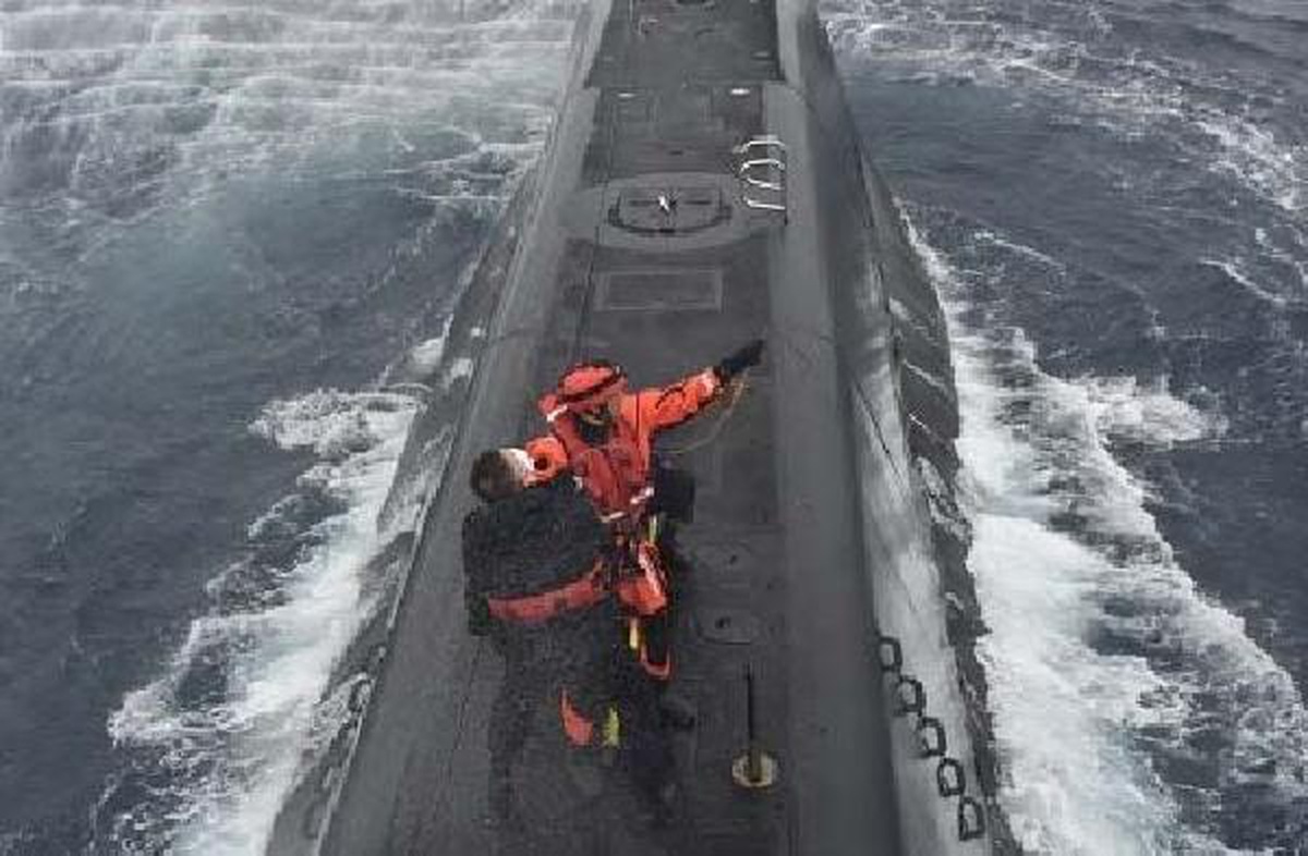 Annesini kaybeden personel, denizaltıdan helikopterle alındı