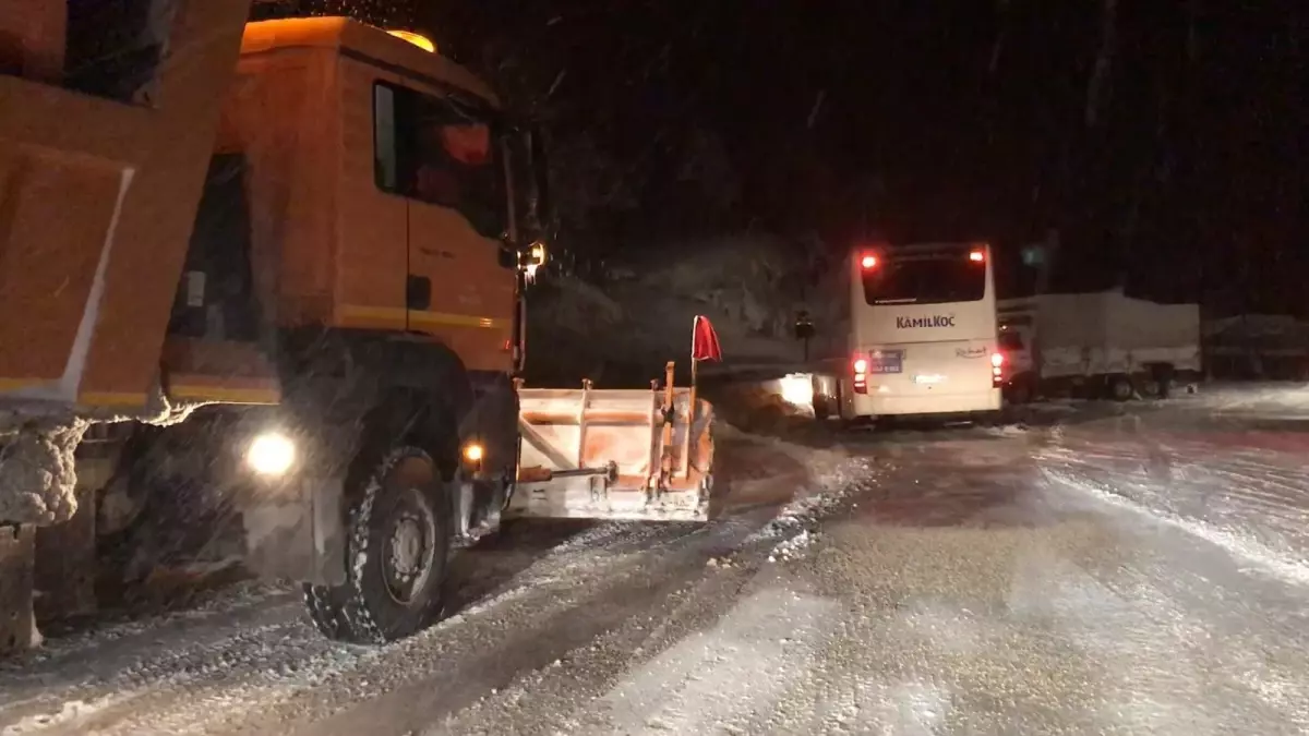 Antalya\'da başlayan kar yağışı etkili oluyor