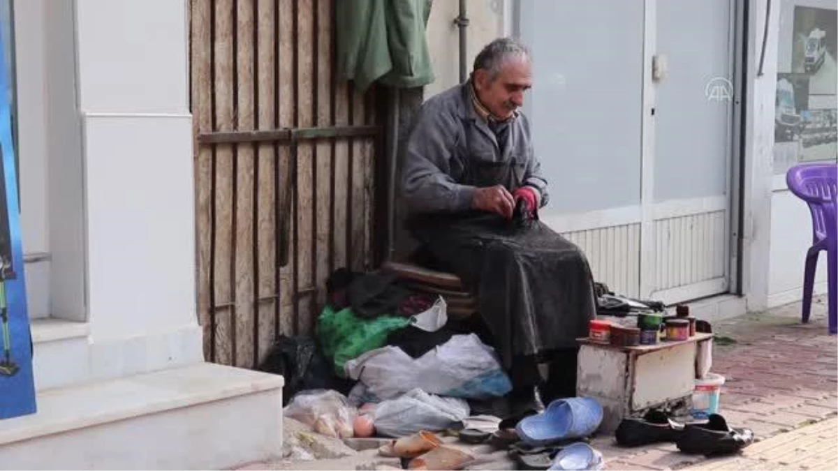 Aynı köşede ayakkabı boyayarak 54 yıl geçirdi