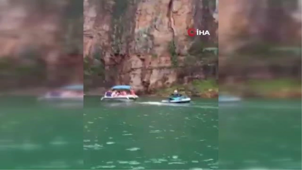 Son dakika haberleri: Brezilya\'da dev kaya parçası teknelerin üzerine düştü: 2 ölü, 34 yaralı