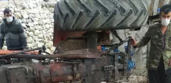 Devrilen traktörün altında kalan 13 yaşındaki sürücü öldü