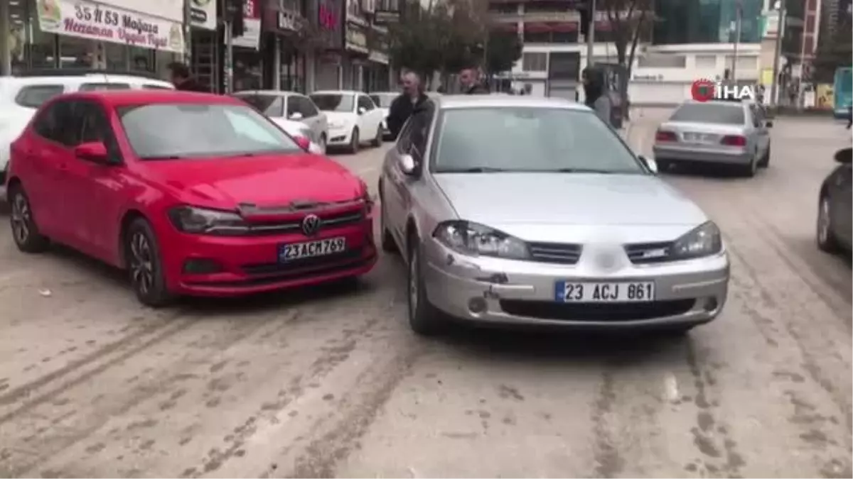 Son dakika... Elazığ\'da iki otomobilin çarpışması kameralara yansıdı