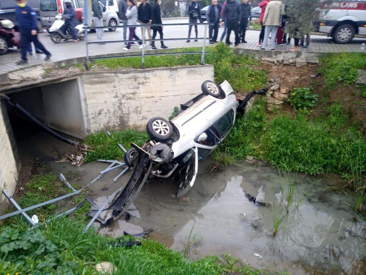Fethiye\'de otomobil su kanalına devrildi: 2 yaralı