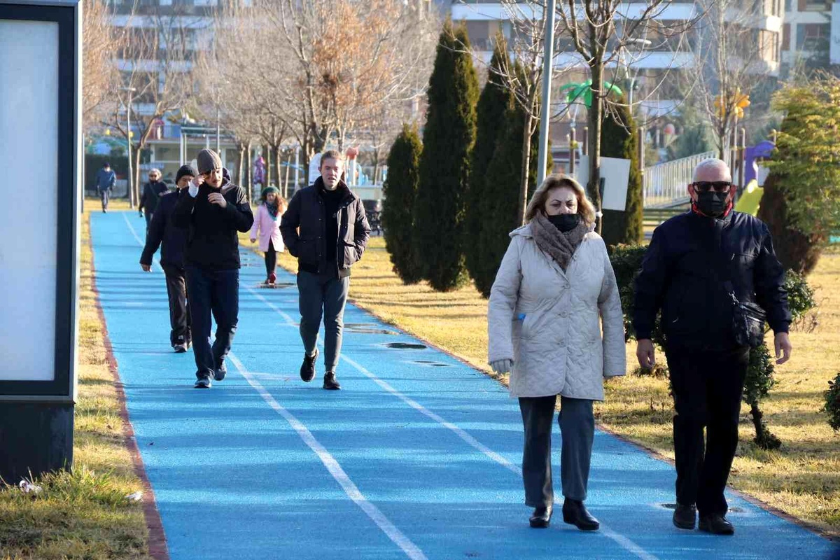 Güneşli hafta sonu sabahını yürüyüşle geçirdiler