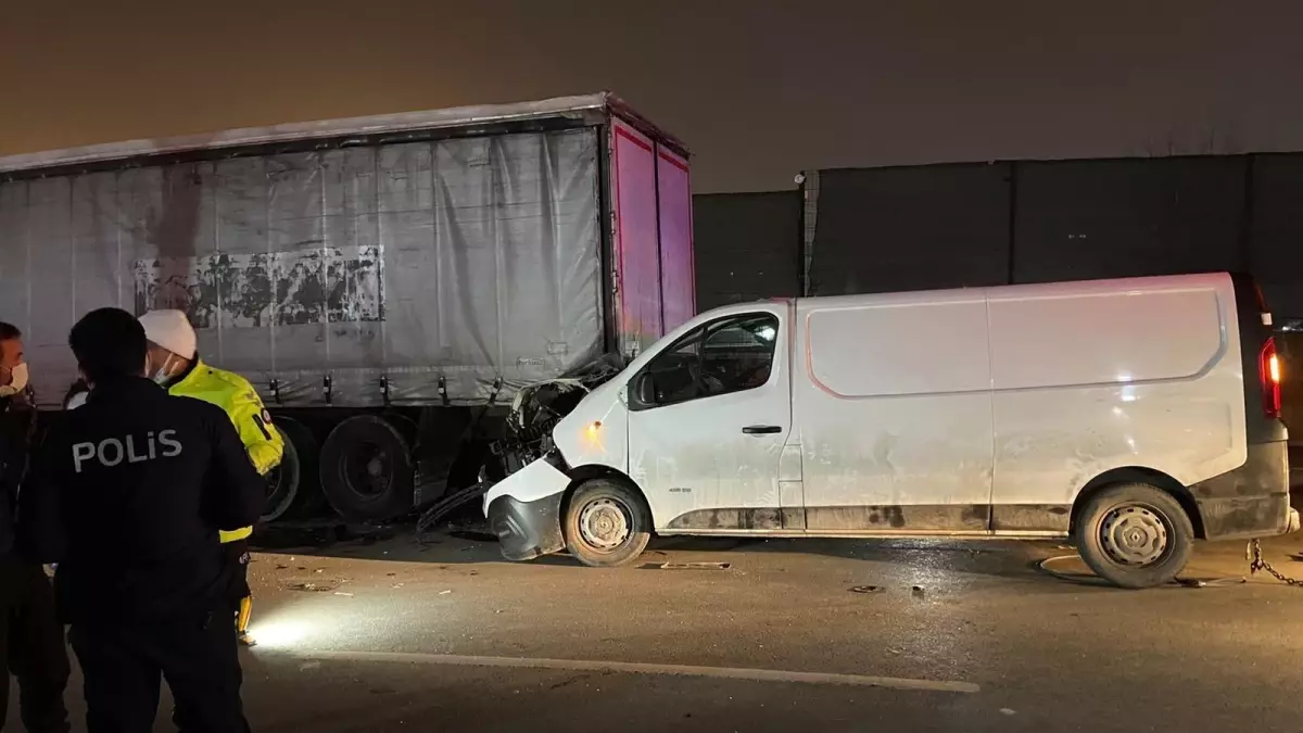 Güngören\'de park halindeki kamyona çarpan minibüsteki kadın hayatını kaybetti