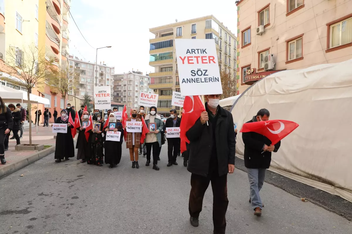 DİYARBAKIR - Hakkari\'den 14 yıl önce dağa götürülen kardeşine kavuşmak için oturma eylemine katıldı