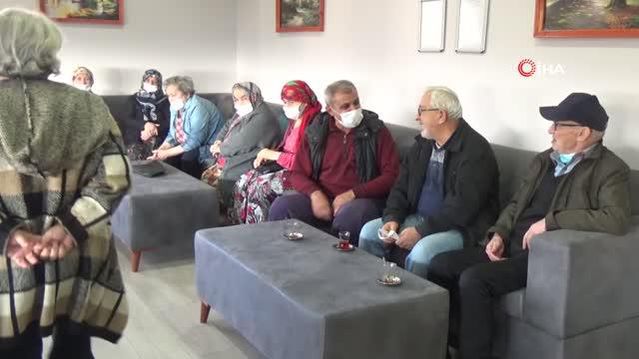 Huzurevindeki yaşlılar aşı için sıraya girdi