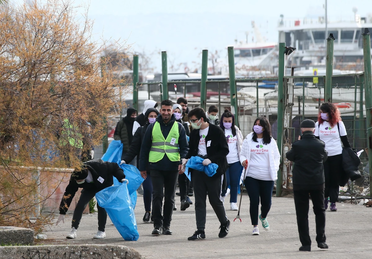 İzmir\'de gönüllüler, depremde hayatını kaybeden ikizlerin anısına sahili temizledi