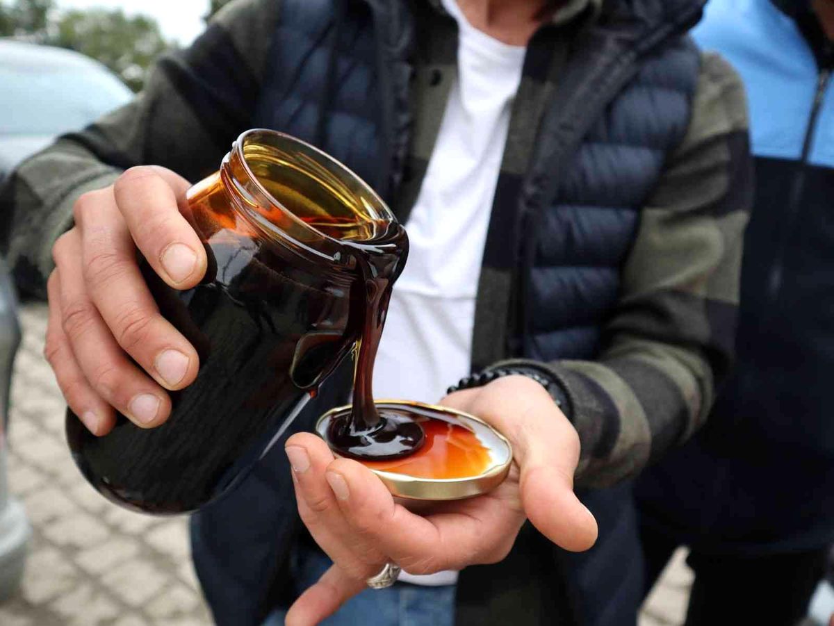 Kilolarca etiketsiz bal ve pekmez satarken yakalandı: 'Onlar şurup' dedi