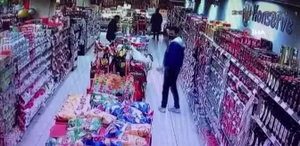 Markette ürünleri seçerek çalan hırsız kamerada