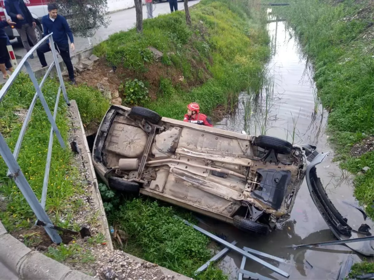 Muğla\'da su kanalına devrilen otomobildeki iki kişi yaralandı