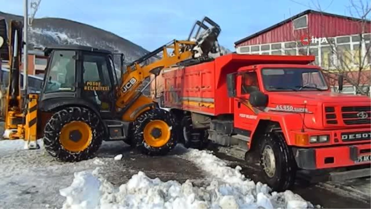 Posof\'ta ilçe merkezindeki kar kamyonlarla ilçe dışına taşınıyor
