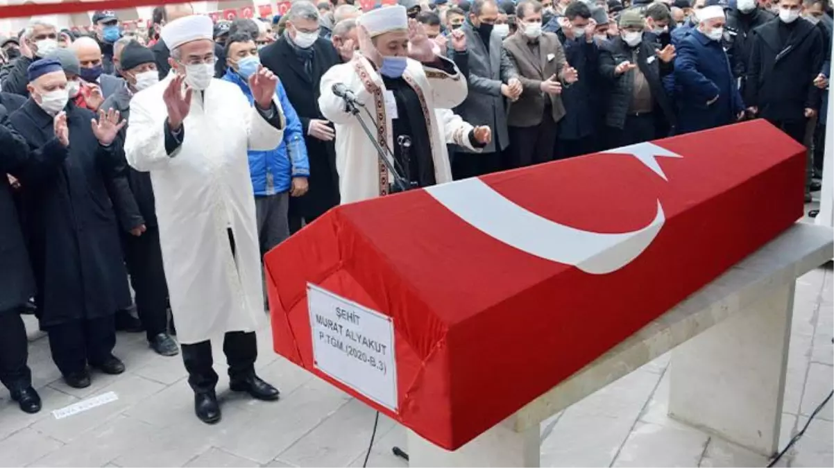 Şehit teğmenin cenazesinde duygu dolu anlar! Namazını imam olan ağabeyi kıldırdı