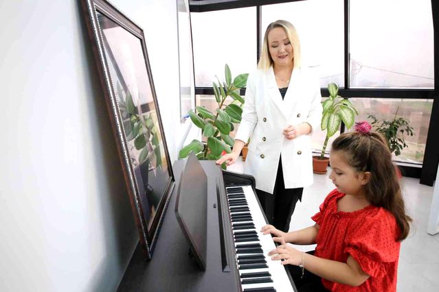 Türk öğrencileri piyano festivaline Özbek öğretmen hazırlıyor