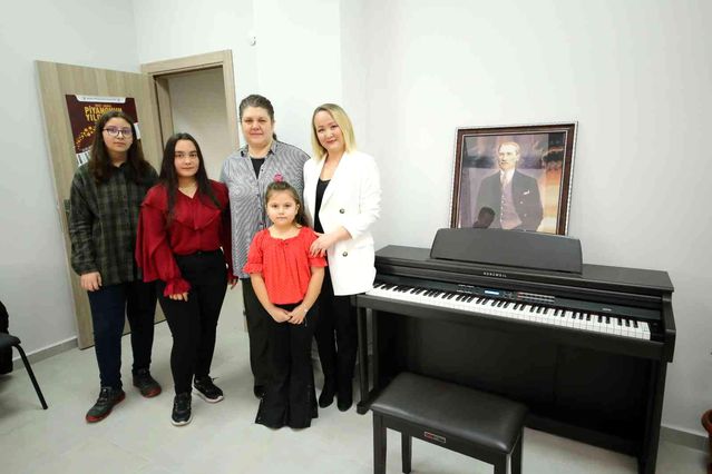 Türk öğrencileri piyano festivaline Özbek öğretmen hazırlıyor