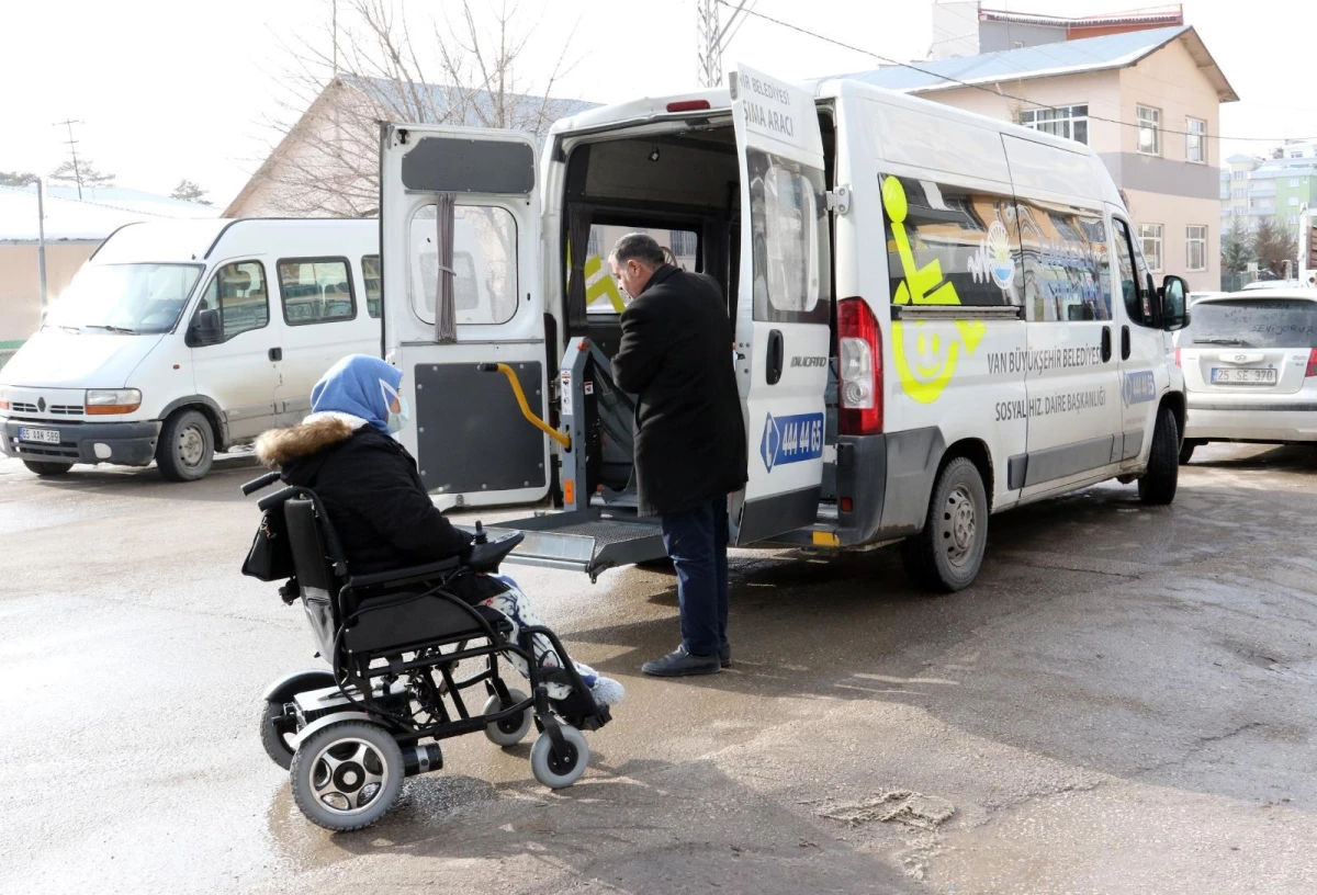Van\'da engelli öğrenciyi Açıköğretim sınavına Büyükşehir Belediyesi ekibi götürdü