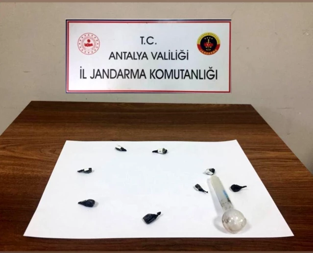 Antalya'dan Kemer'e uyuşturucu madde getirirken yakalandılar