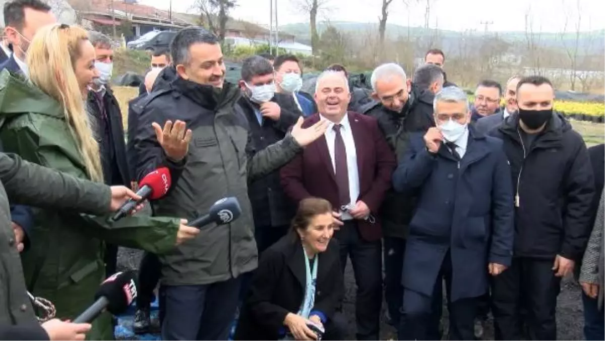 Bakan Pakdemirli ile sera çalışanı kadınlar arasında gülümseten gül diyaloğu