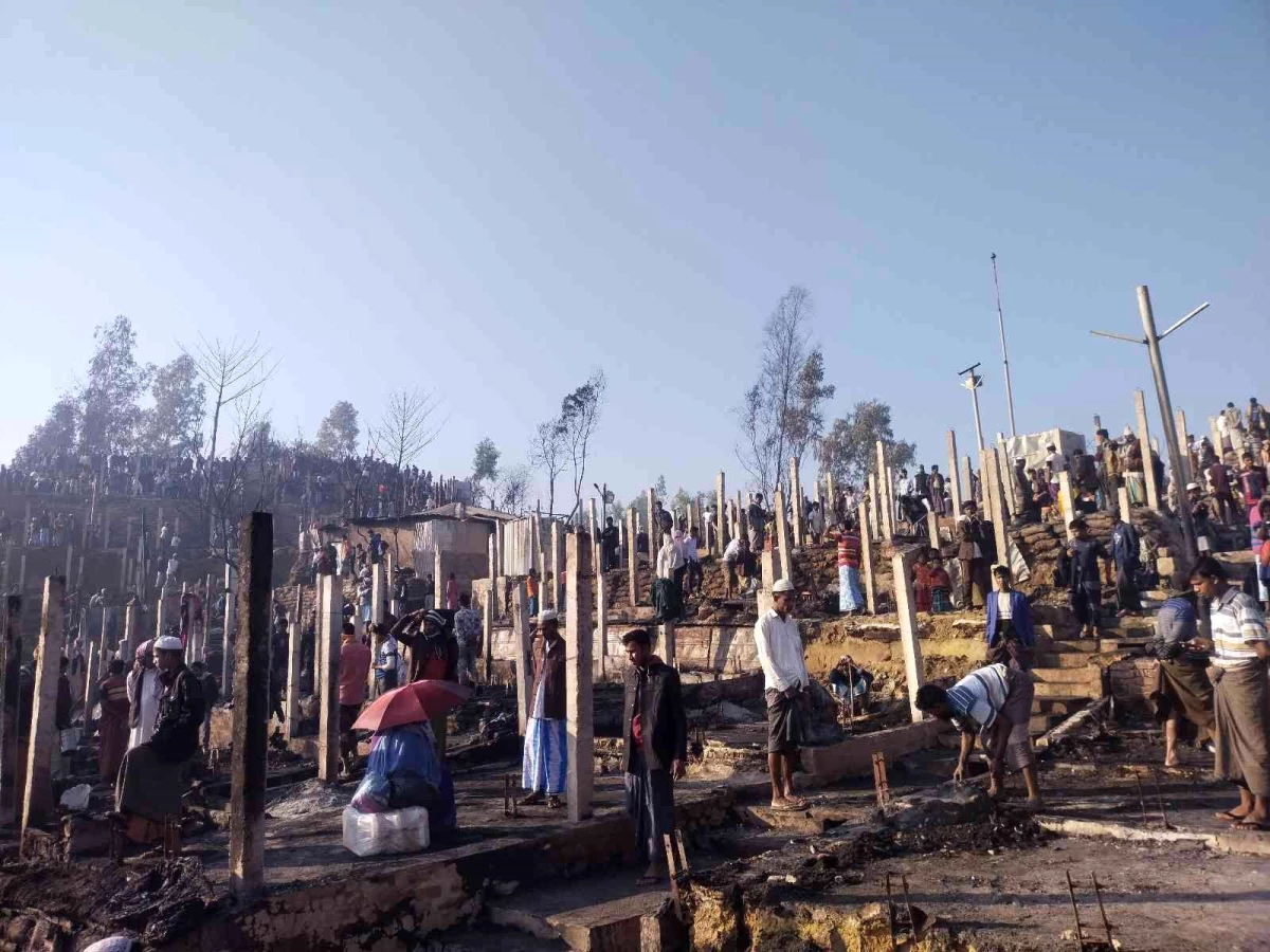 Bangladeş\'te göçmen kampında çıkan yangında 4 bin 500 kişi evsiz kaldı