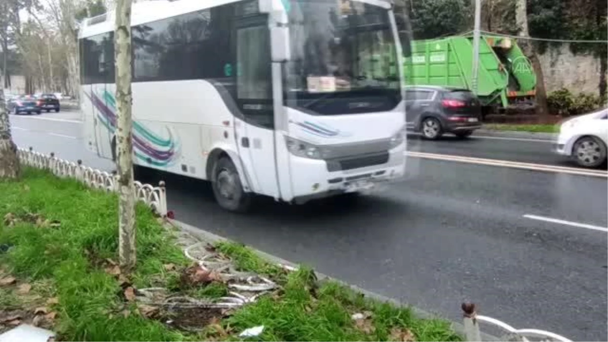 Beşiktaş\'ta ağaca çarpan İETT otobüsünün şoförü yaralandı