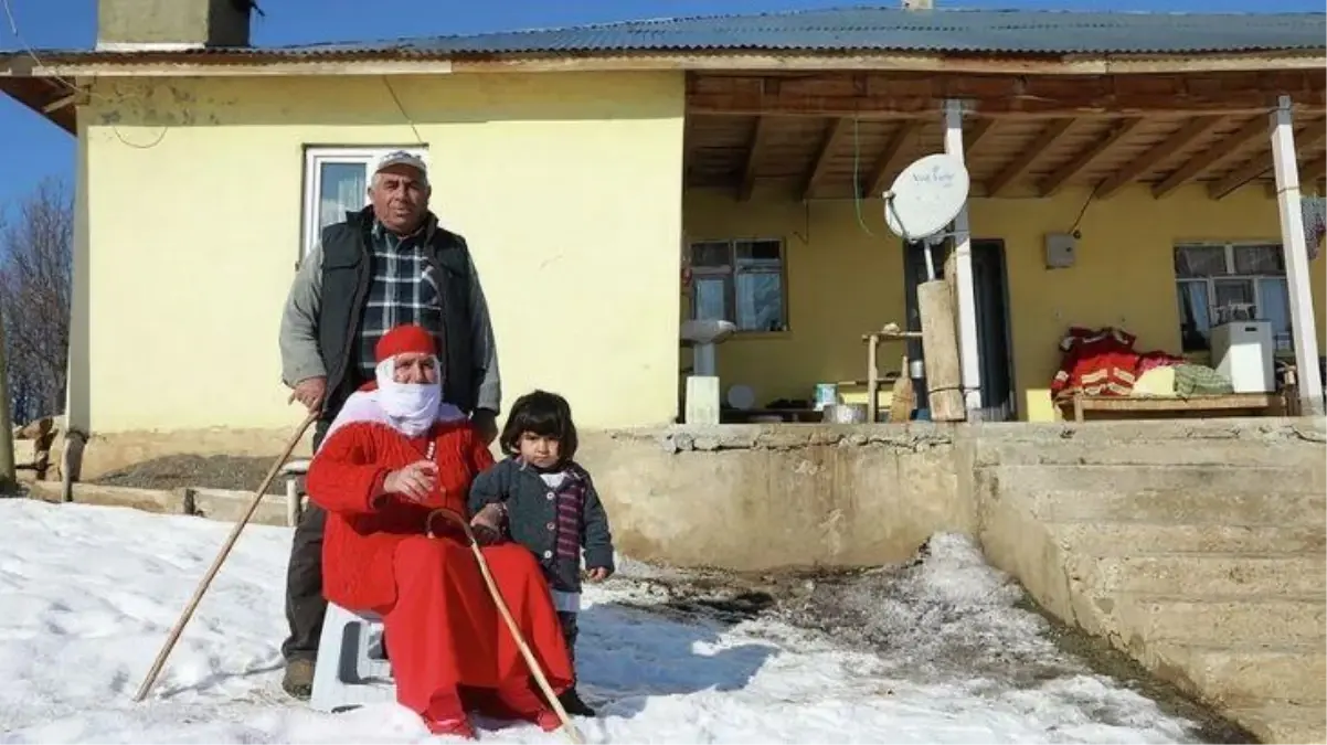 Bingöl\'ün kırmızılı teyzesi! Çocukken rüya gördü, o gün bugündür kırmızı giyiyor