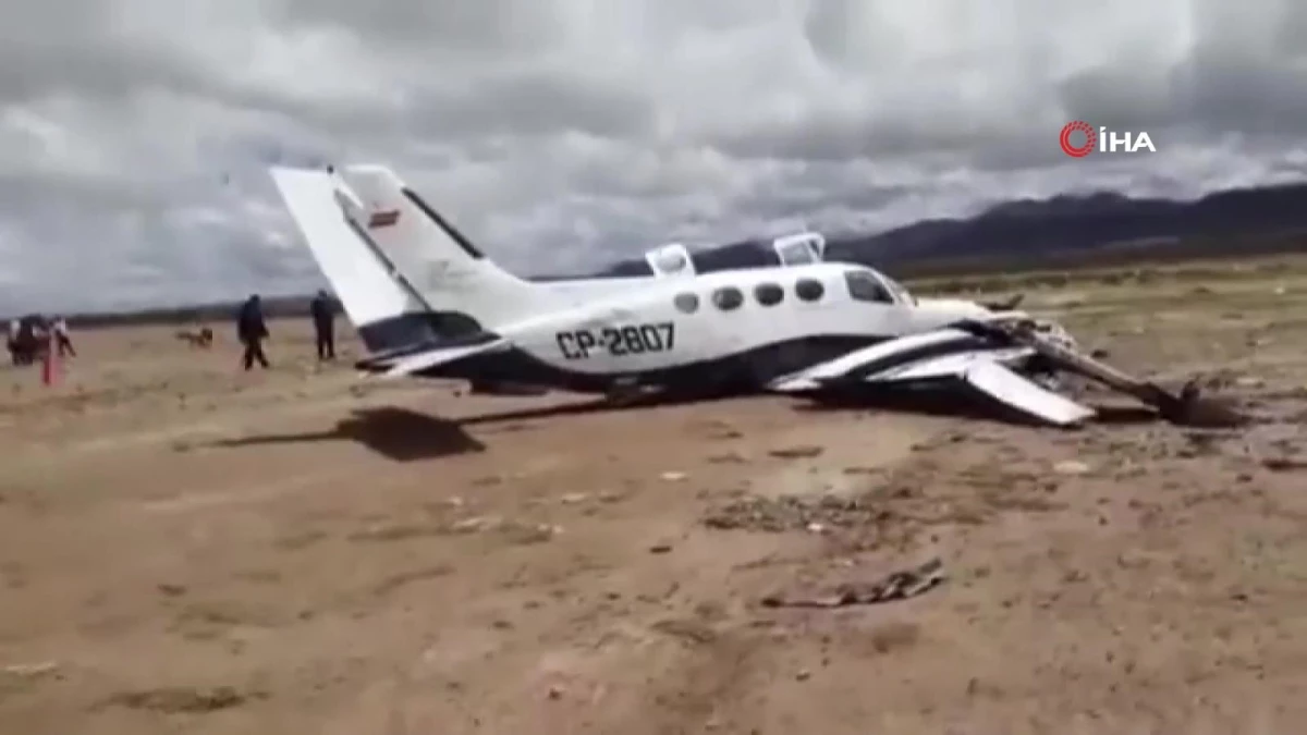 Bolivya\'da arıza yapan uçak boş araziye acil iniş yaptı: 4 yaralı