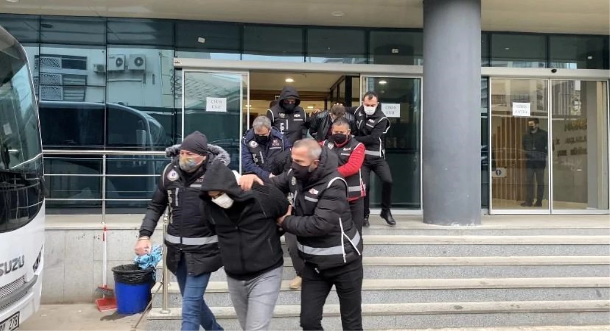 Bursa\'da suç örgütüne yapılan şafak baskınında gözaltına alınan 11 kişi adliyeye sevk edildi