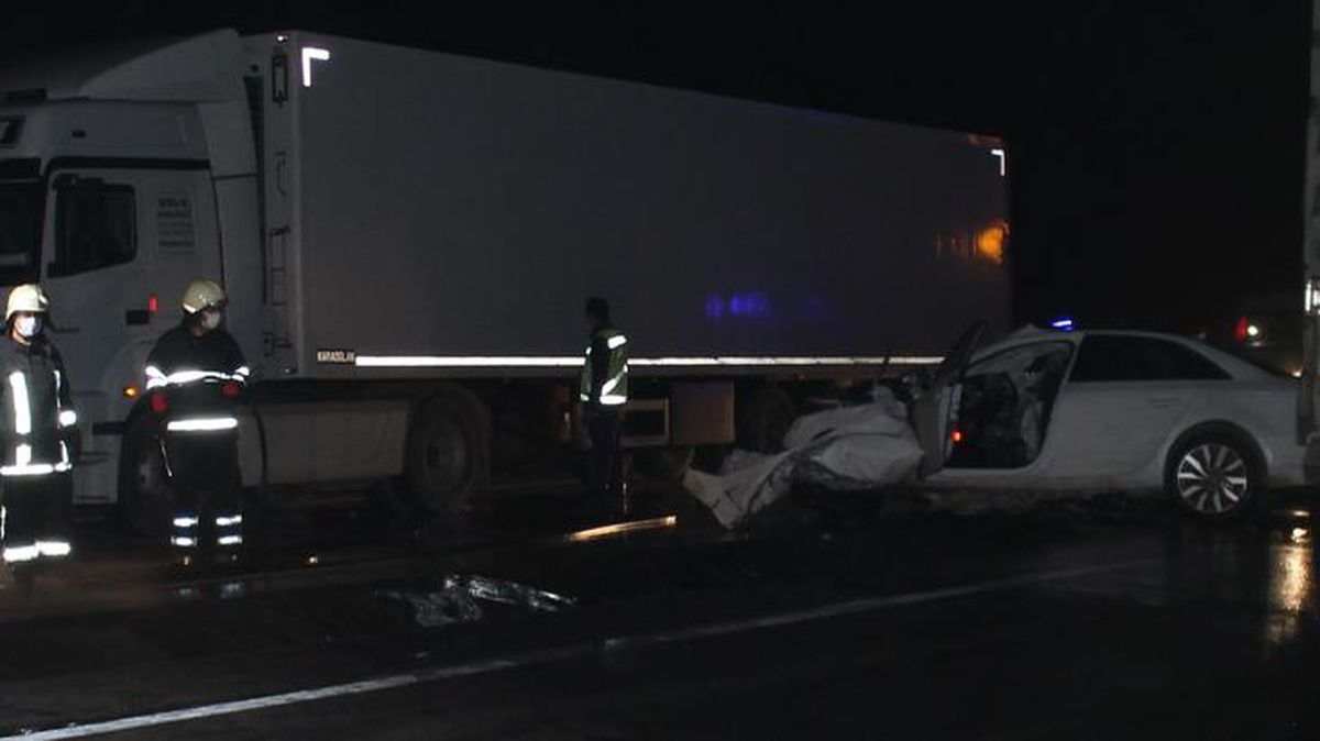 Çanakkale\'de katliam gibi kaza! Akaryakıt istasyonundan yola çıkan otomobile tır çarptı: 5 ölü