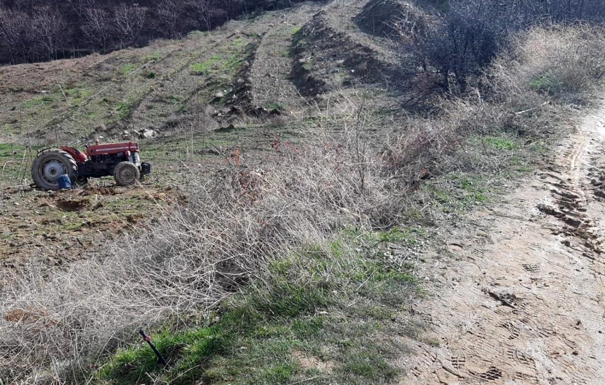 Son dakika! Devrilen traktörünün altında kalan adam hayatını kaybetti