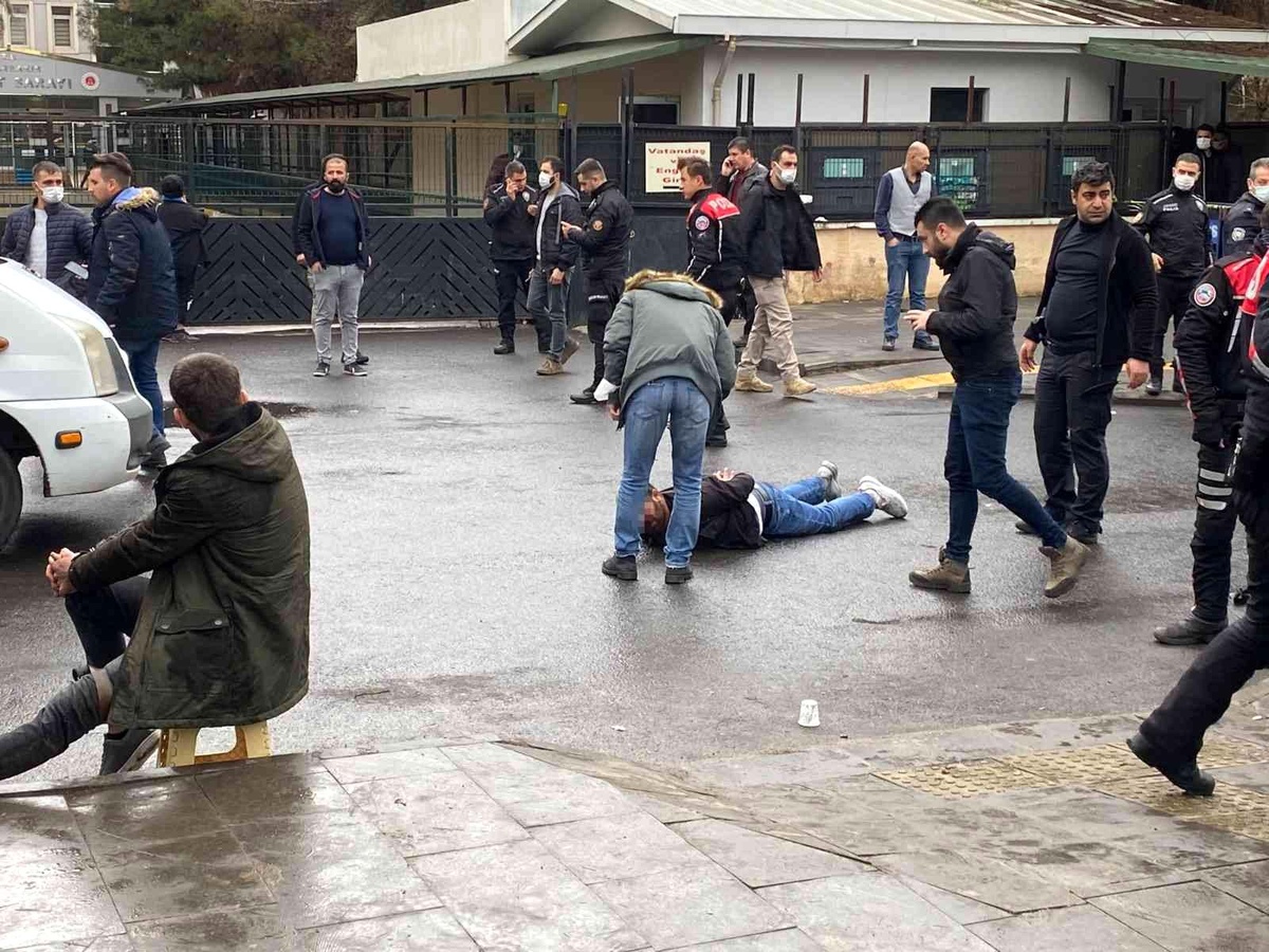 Diyarbakır\'da adliye çıkışında iki aile arasında silahlar konuştu: 5 yaralı
