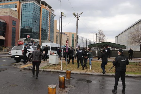 Diyarbakır'da adliye önünde silahlı kavga: 6 yaralı