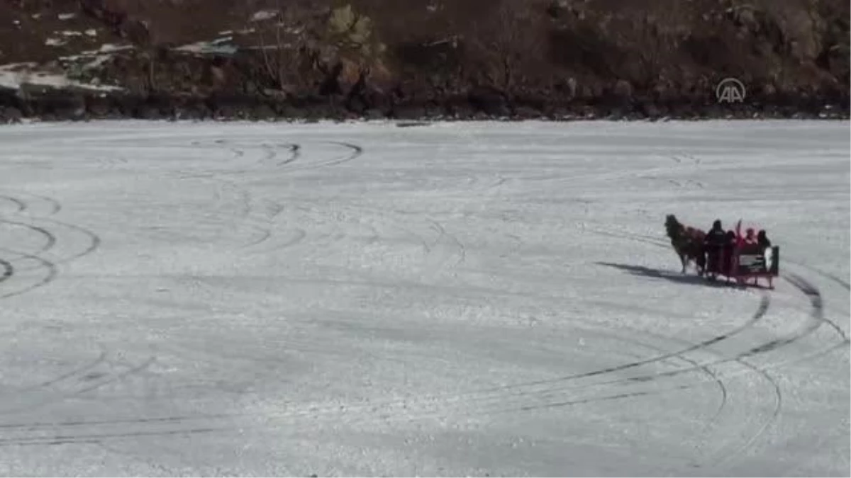 (DRONE) Gazeteciler ve idareciler buz tutan Çıldır Gölü\'nde dostluk maçı yaptı