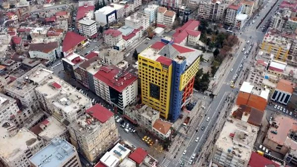 Kahramanmaraş'taki dünyanın en saçma binasının yıkımı başladı