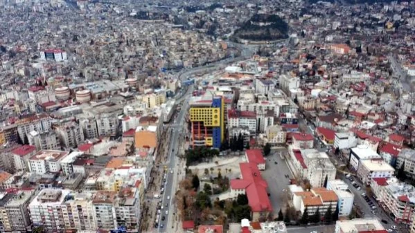 Google'da dünyanın en saçma binası seçilmişti! Kahramanmaraş'taki o bina şimdi yıkılıyor