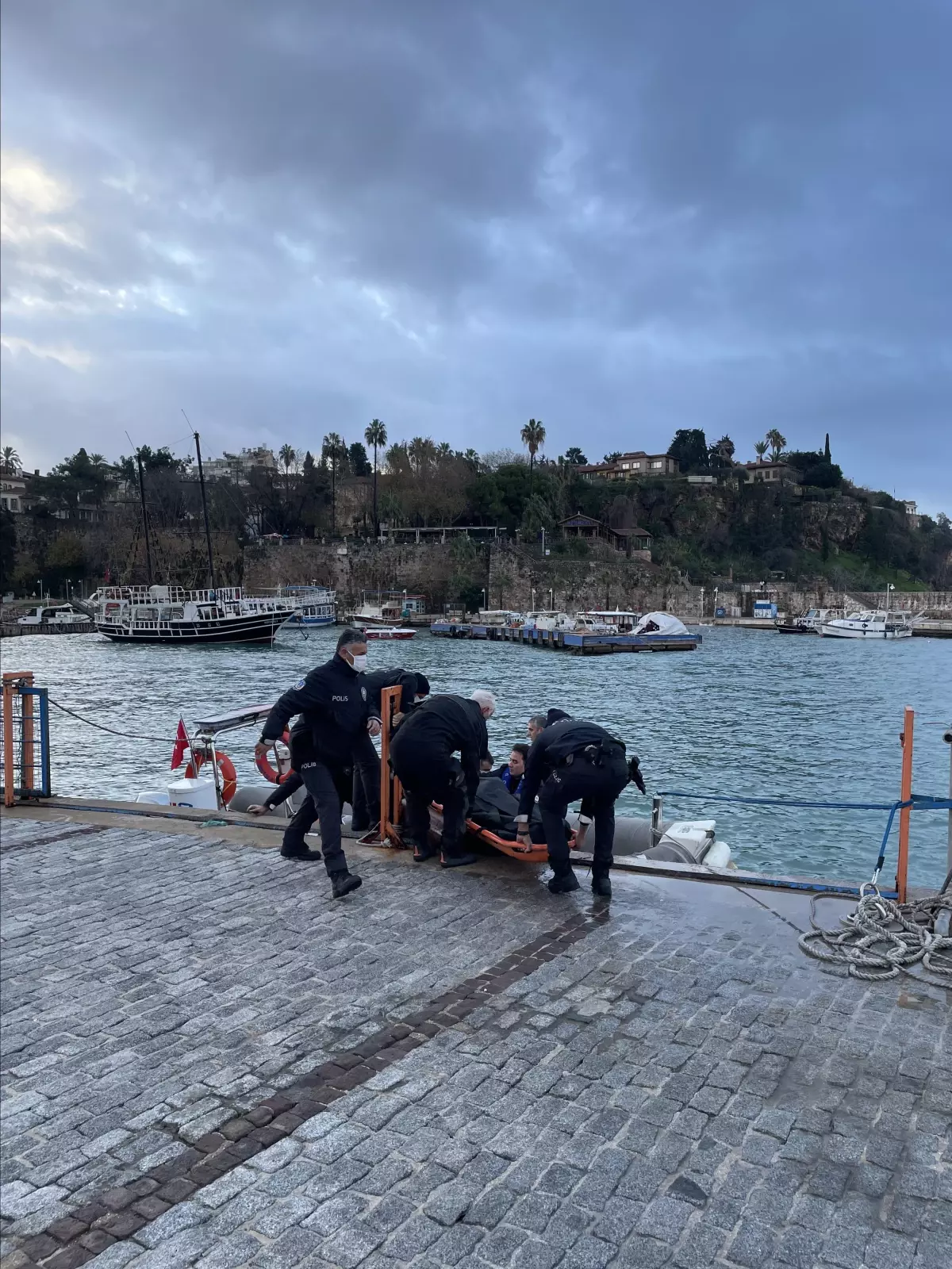 Ekipler denizde hareketsiz bulunan turisti hayata döndürmek için zamanla yarıştı