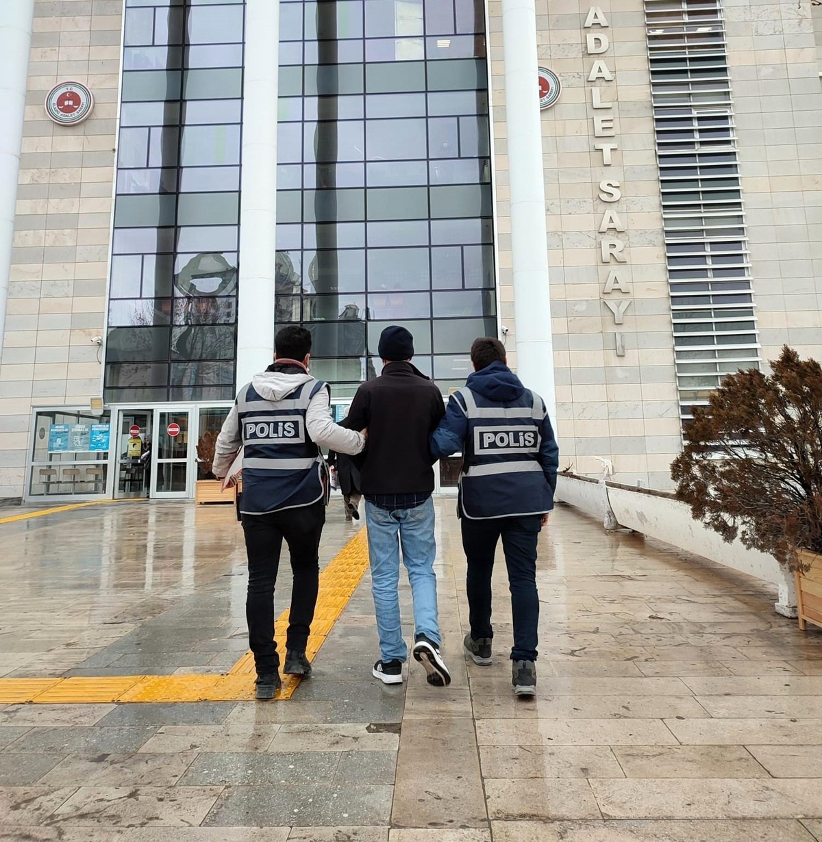 Elazığ\'da 28 ayrı suç kaydı olan şüpheli kombi çaldıktan sonra yakalandı