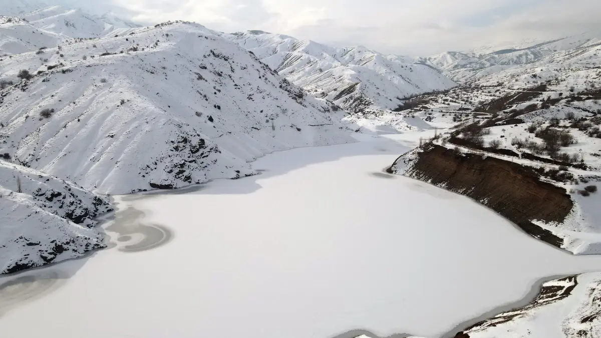 Erzincan\'ın Göyne Sulama Barajı buzla kaplandı