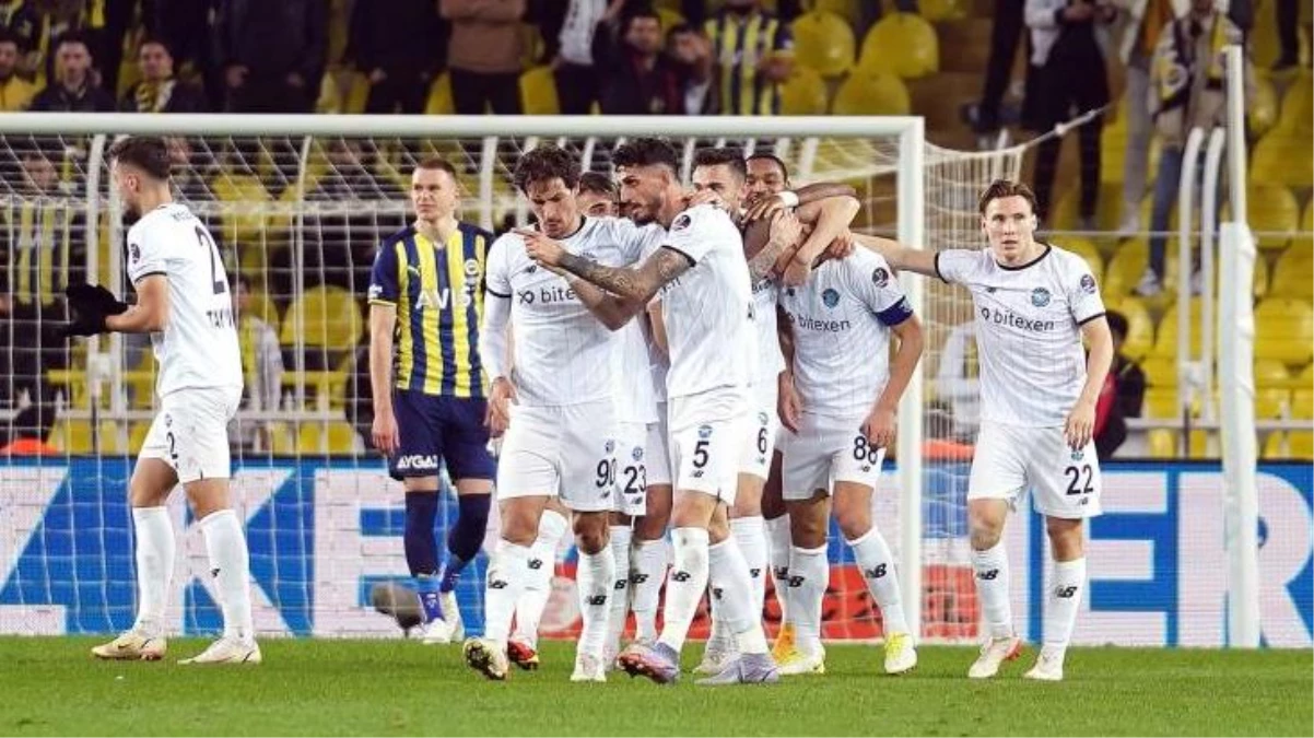 Fenerbahçe\'nin kabusu bitmiyor! Sarı-Lacivertliler, kendi evinde Adana Demirspor\'a 2-1 mağlup oldu