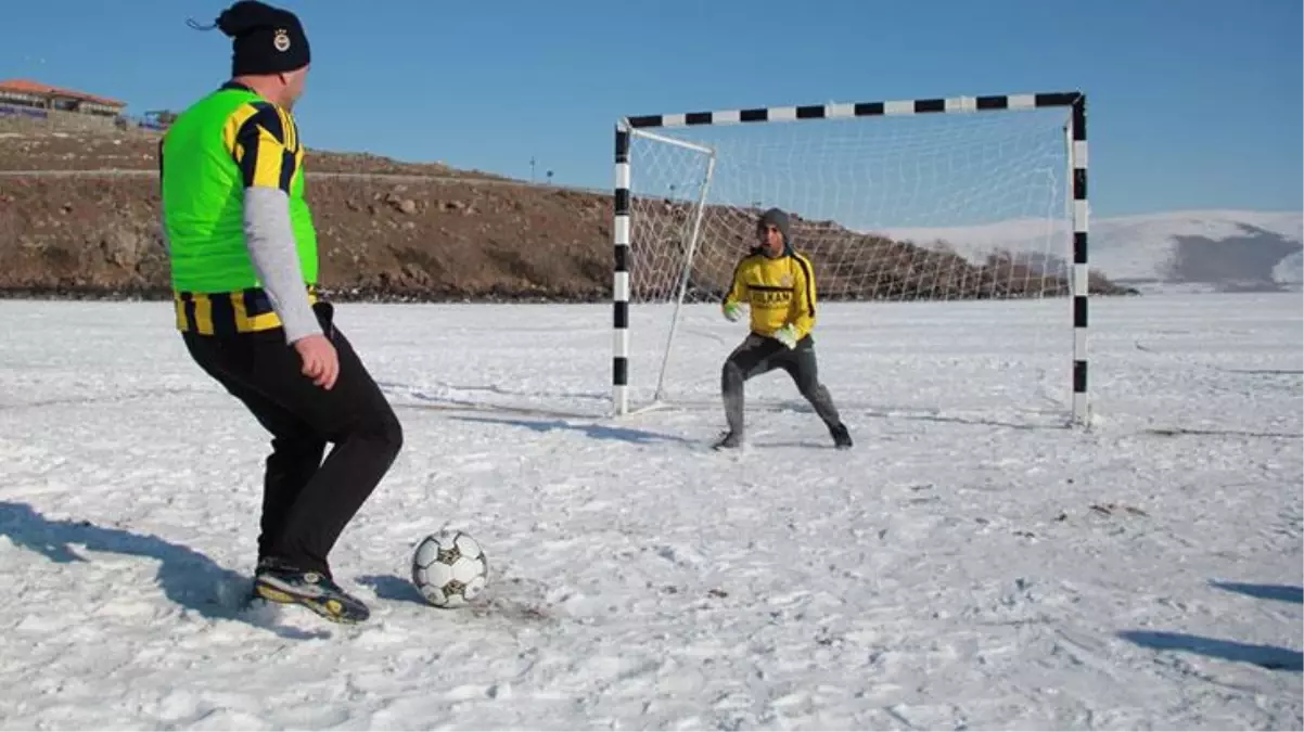 Görüntüler Türkiye\'den! Donan göl üzerinde futbol maçı yaptılar