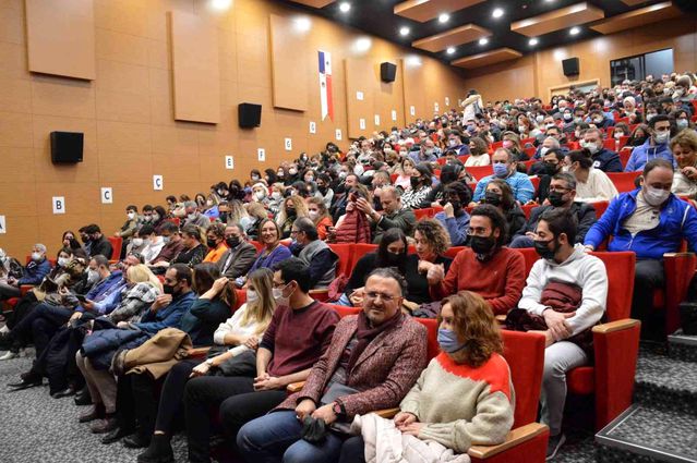 Hakan Bulut'a tiyatro oyunu sonunda sahnede doğum günü sürprizi