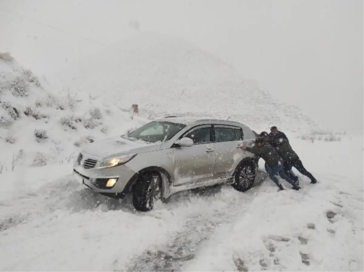 HAKKARİ\'DE KAR VE SİS NEDENİYLE ARAÇLAR YOLDA KALDI; BELDE YOLUNA ÇIĞ DÜŞTÜ