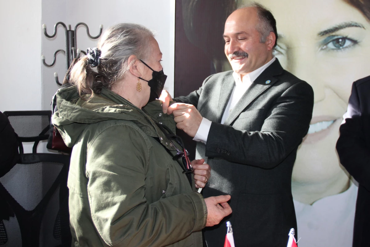 İYİ Parti Grup Başkanvekili Erhan Usta Havza\'da yeni üyelere rozet taktı