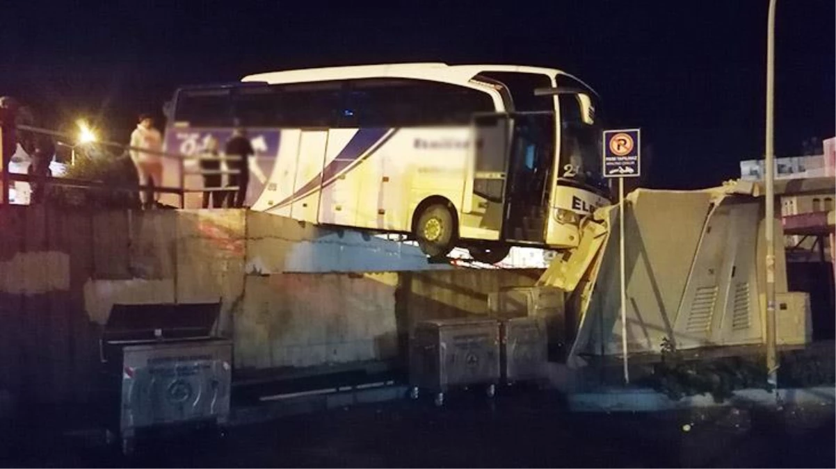Yoldan çıkan yolcu otobüsü köprüde asılı kaldı! İşte o görüntüler