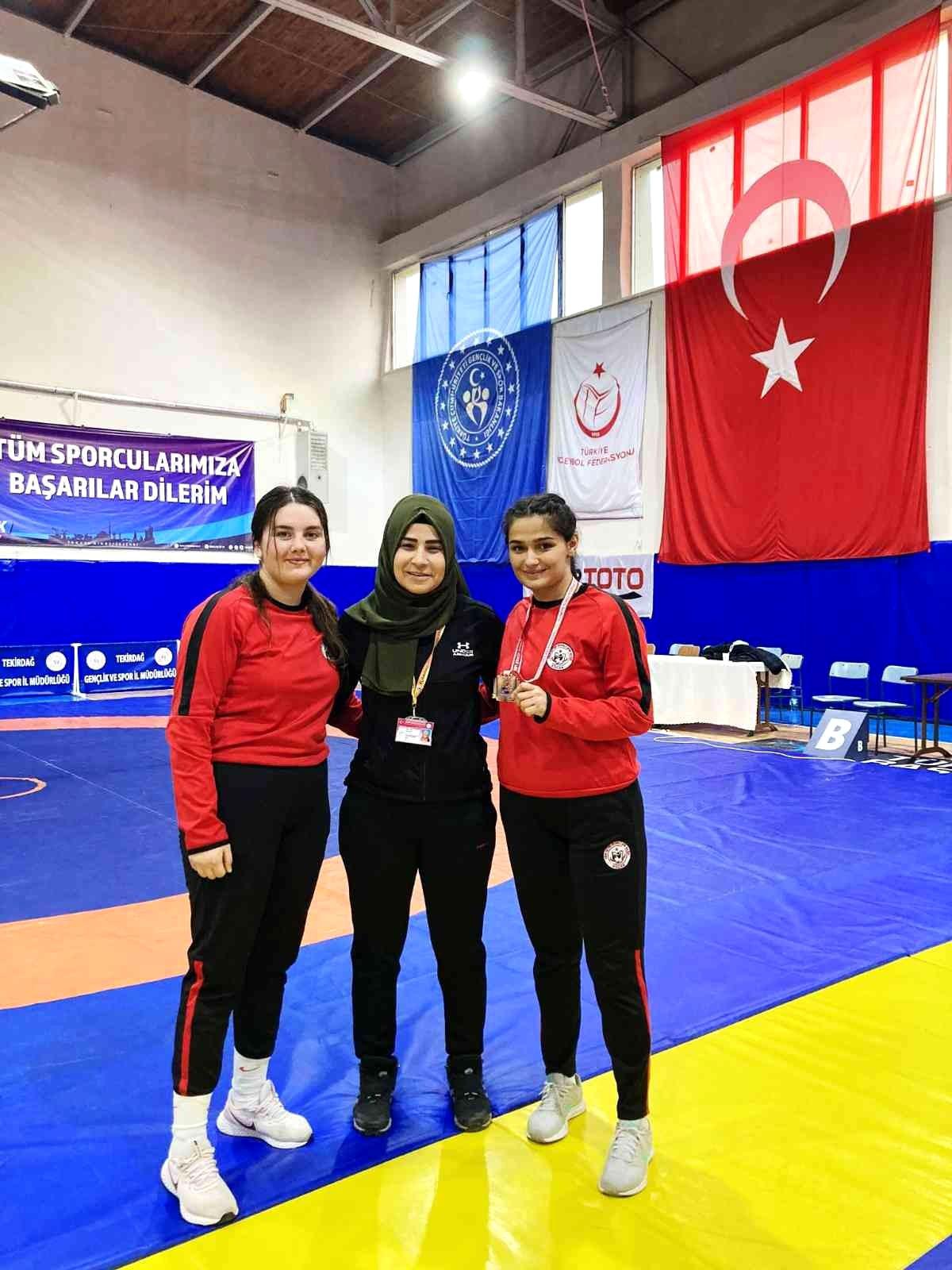 Kozanlı güreşçi Nazmiye Türkiye 3.sü oldu